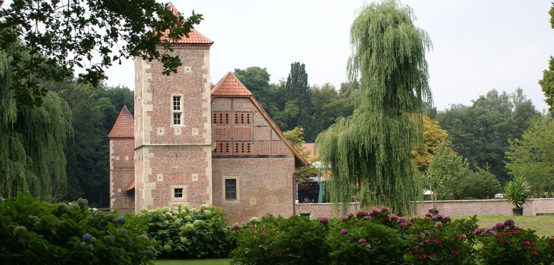 Burg Hülshoff und Wassergraben bei der Veranstaltung "Droste-Sommer", © Stephan Sagurna Burg Hülshoff und Wassergraben bei der Veranstaltung "Droste-Sommer", © Stephan Sagurna