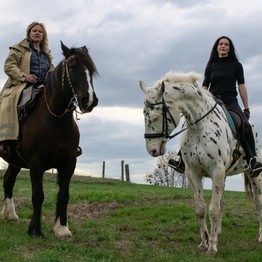 Fotografie von zwei Frauen auf Pferden