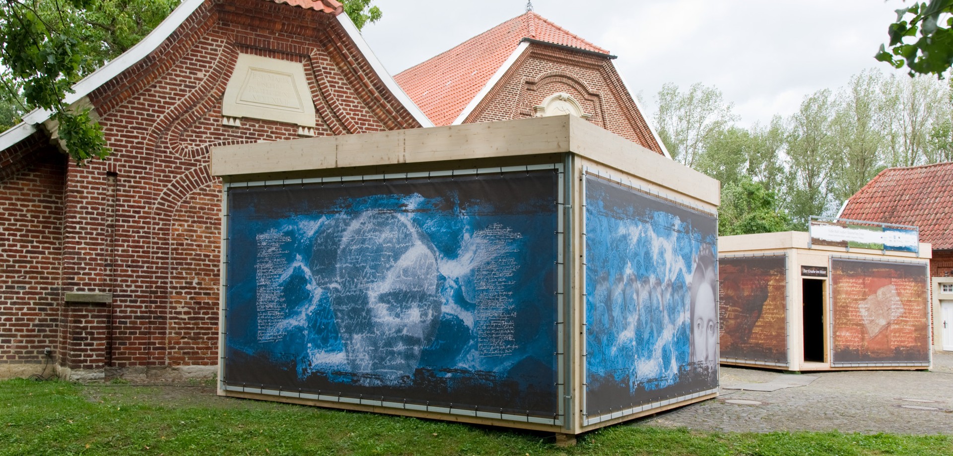 Pavillons mit Gedichttexten und Illustrationen zur Autorin Annette von Droste-Hülshoff am Haus Rüschhaus, © Stephan Sagurna Pavillons mit Gedichttexten und Illustrationen zur Autorin Annette von Droste-Hülshoff am Haus Rüschhaus, © Stephan Sagurna
