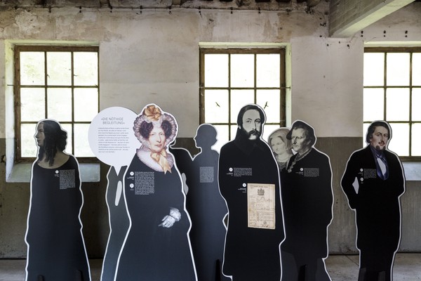 Einblick in die Ausstellung auf Burg Hülshoff: Aufsteller, Annette von Droste-Hülshoffs ›Reisebegleiter‹ © BOK+Gärtner GmbH / Aeneias Panagiotidou