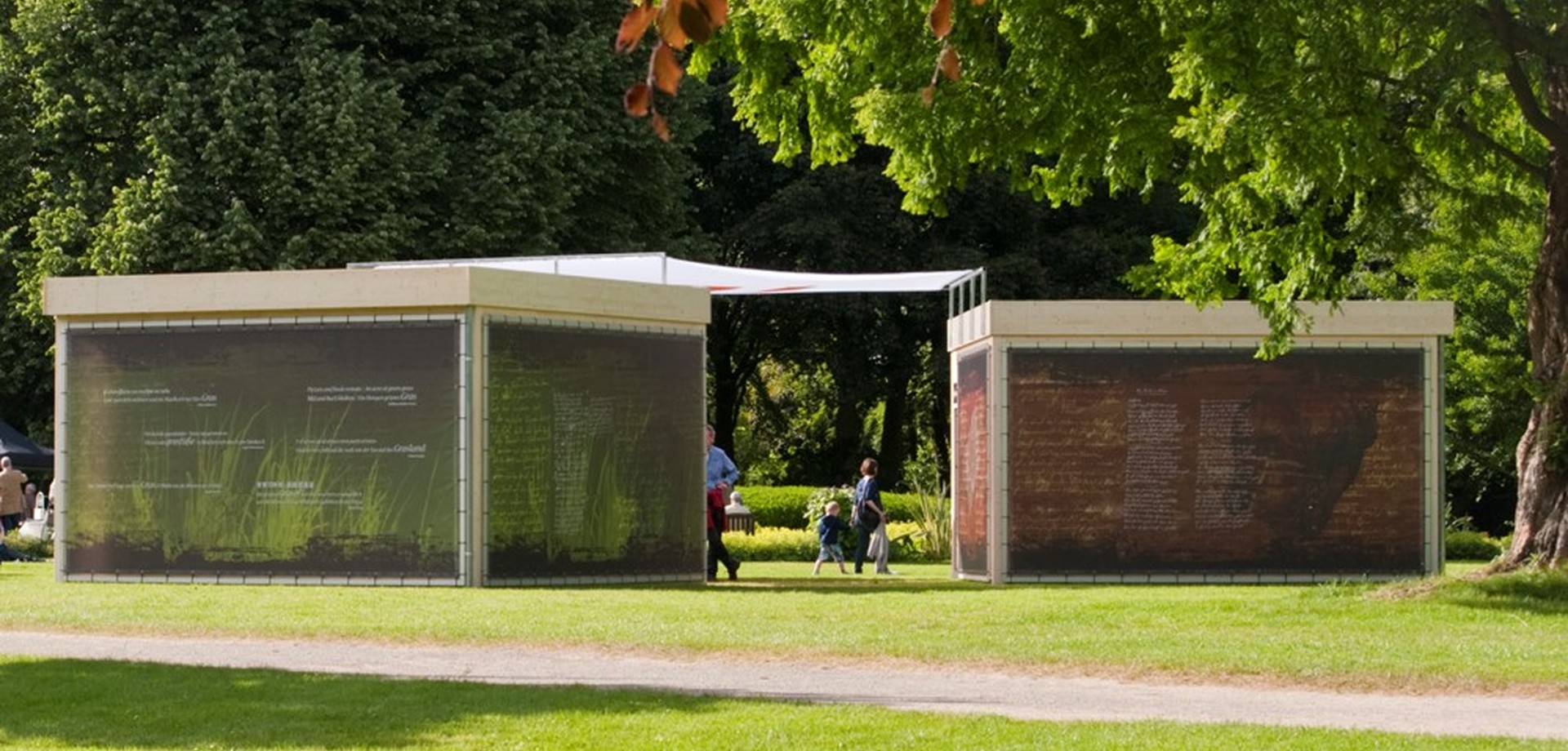 Wiese auf Burg Hülshoff beim westfälischen Droste-Sommer mit künstlerischen Pavillons, fotografiert von Stephan Sagurna, © Droste-Forschungsstelle Wiese auf Burg Hülshoff beim westfälischen Droste-Sommer mit künstlerischen Pavillons, fotografiert von Stephan Sagurna, © Droste-Forschungsstelle