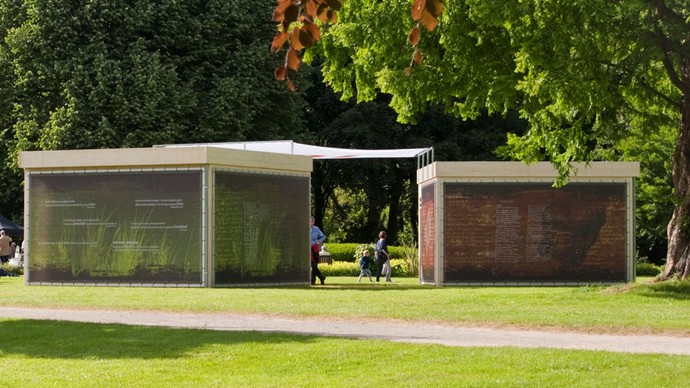 Wiese auf Burg Hülshoff beim westfälischen Droste-Sommer mit künstlerischen Pavillons, fotografiert von Stephan Sagurna, © Droste-Forschungsstelle