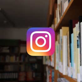 Instagram Logo vor einer Fotografie einer Bibliothek